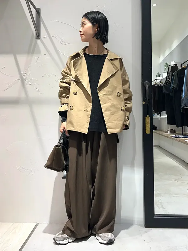 ショート丈×ワイドパンツでつくる今っぽさ抜群のメリハリトレンチスタイル |気温14度の服装はコレ!最高/最低14度のおすすめコーデ【2026最新】|ストライプクラブ