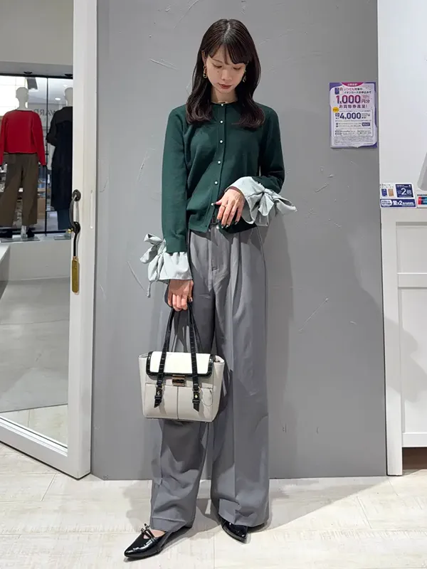 リボンカーディガンがアクセントのシックカジュアル |気温17度の服装まとめ!最高/最低17度別のおすすめコーデ【2026最新】|ストライプクラブ
