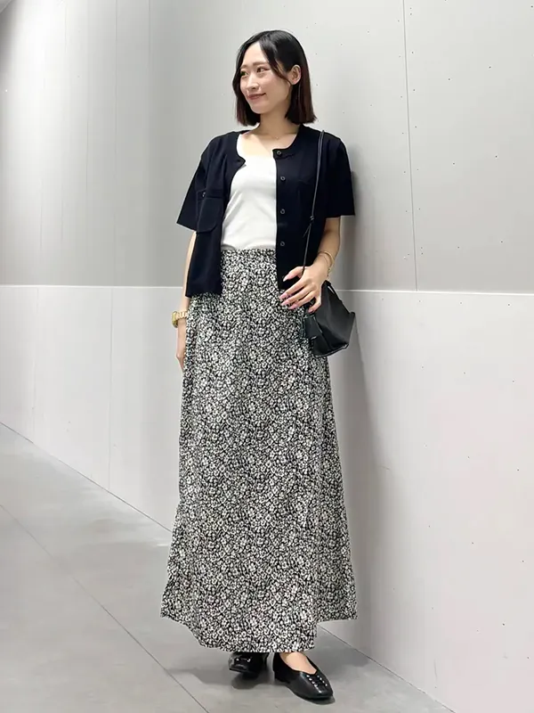 半袖カーディガン×タンクトップで寒暖差に対応する花柄スカートの装い |気温20度の服装はコレ!最高/最低20度別のおすすめコーデ【2026年最新】|ストライプクラブ