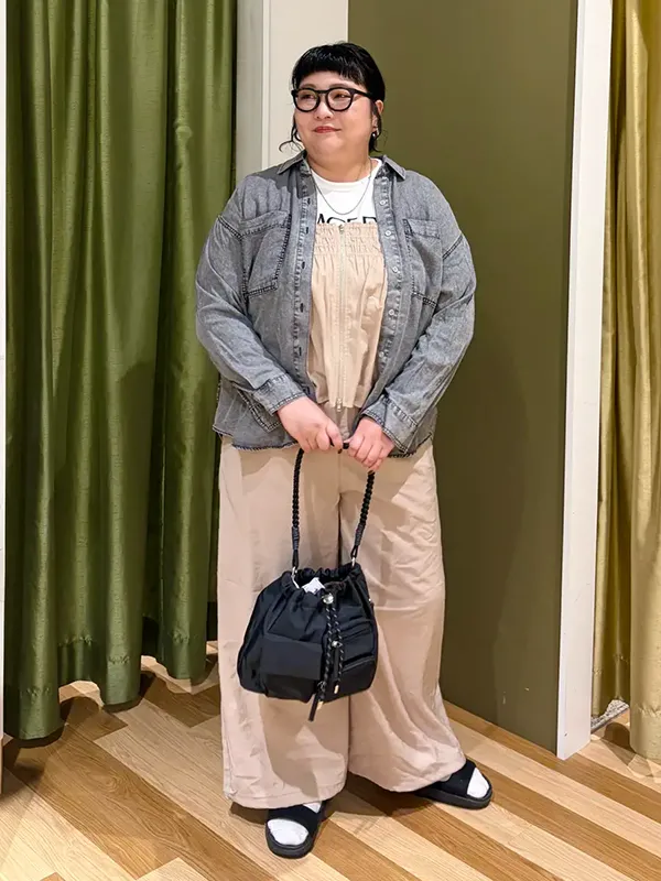 着脱しやすさも魅力のデニムシャツ×ビスチェセットアップの重ね着スタイル |気温20度の服装はコレ!最高/最低20度別のおすすめコーデ【2026年最新】|ストライプクラブ