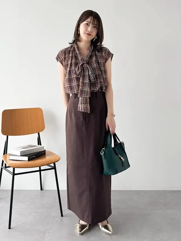 チェック柄のジャガードブラウスで秋を先取る上品なクラシックコーデ |気温23度の服装はコレ!最高/最低23度別の正解コーデ【2026年最新】|ストライプクラブ