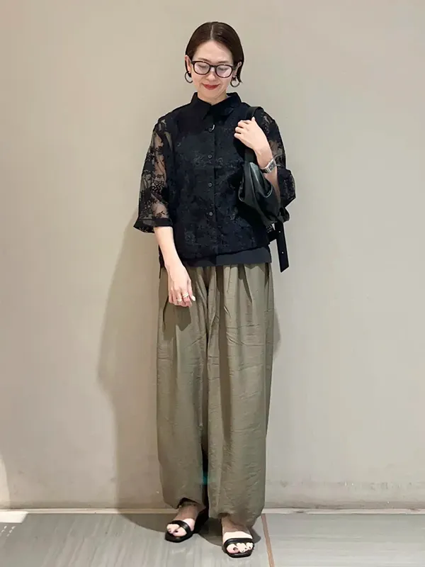 秋っぽアースカラーコーデにはレース刺繍シャツの透け感で軽さを添える |気温23度の服装はコレ!最高/最低23度別の正解コーデ【2026年最新】|ストライプクラブ