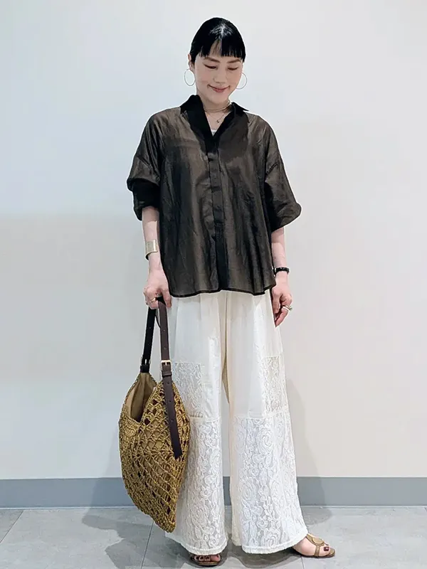 コーデの主役にも室内外の羽織りとしても活躍する上品シアーシャツ | 気温32度の服装はコレ！暑さに負けない涼感おしゃれコーデ【2026最新】| ストライプクラブ