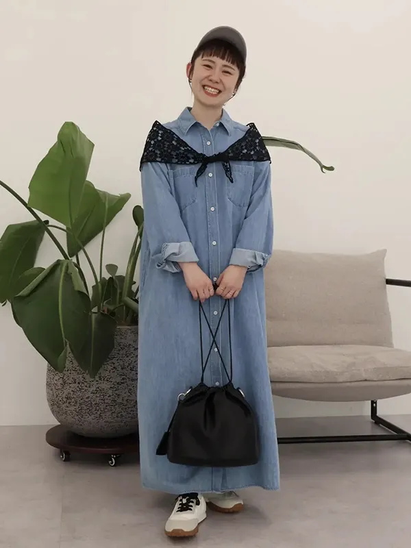 爽やかなライトブルーデニムのシャツワンピースはトレンド小物でアクセントを | 春 夏 ワンピース コーデ