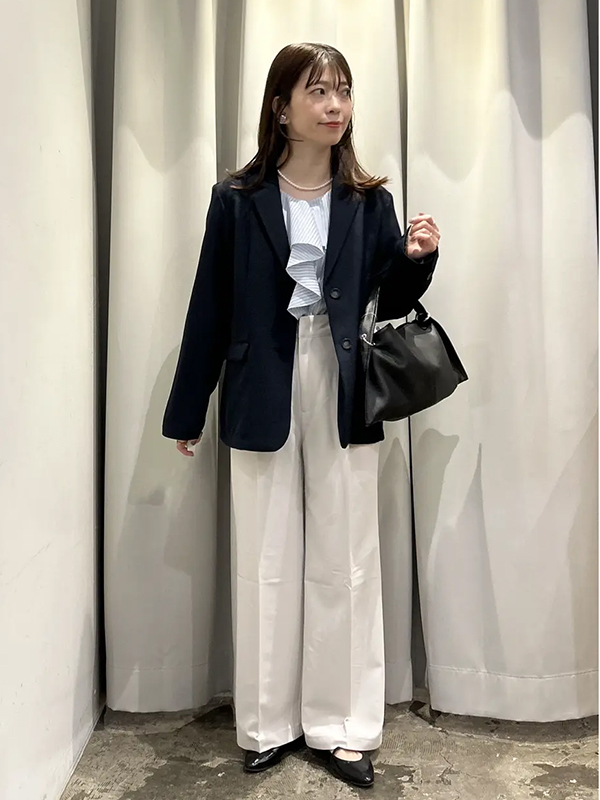 春カラーのきれいめオフィスコーデと好相性な万能ネイビージャケット | レディースコーデ 服装