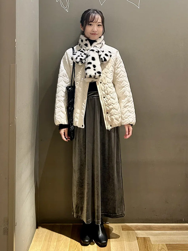 上品な光沢感が冬コーデに華やぎを添えるベロアのロングスカート | 冬服 レディース