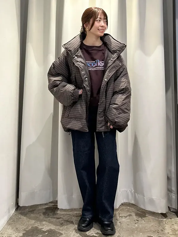 ボリュームアウター×ストレートデニムで脱・着膨れを狙うIラインコーデ ｜【2026最新】冬服レディースコーデ14選 大人女子へのおすすめ冬スタイル｜ストライプクラブ