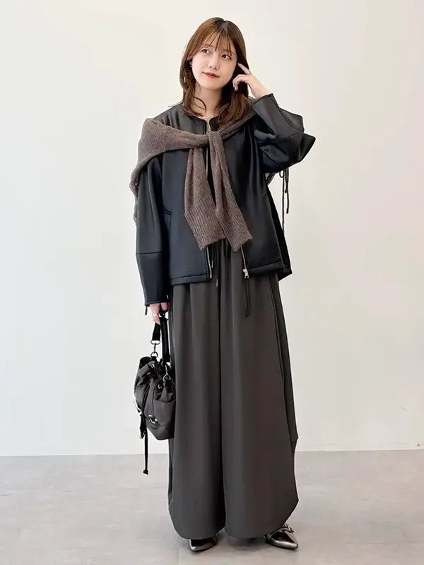 ショート丈ブルゾンで視線を上げ高めラインで狙うスラリ脚長コーデ ｜【2026最新】冬服レディースコーデ14選 大人女子へのおすすめ冬スタイル｜ストライプクラブ