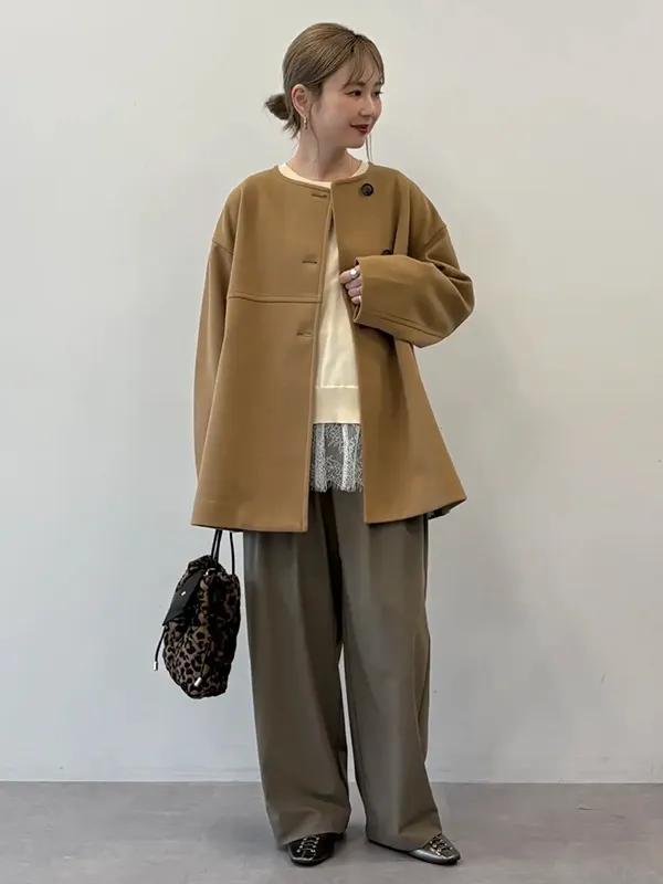 ベージュ系カラーで優しげに彩るフェミニンなワントーンスタイル ｜【2026最新】冬服レディースコーデ14選 大人女子へのおすすめ冬スタイル｜ストライプクラブ